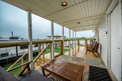 Gorda Getaway - Updated Home on the Colorado River, Minutes to Matagorda Beach!