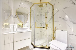 Dusche, Haartrockner, Handtücher