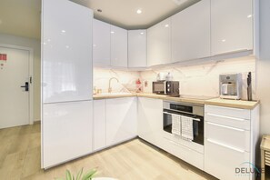 Kühlschrank, Mikrowelle, Ofen, Wasserkocher