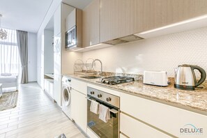 Refrigerador, microondas, horno y tetera eléctrica 