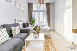 Safe på rommet, strykejern/-brett, wi-fi (inkludert) og sengetøy