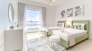 Una habitación de hotel moderna con dos camas, vista a una noria y un balcón.
