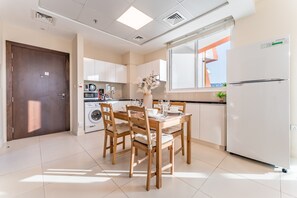 Refrigerador, microondas, horno y cafetera y tetera 