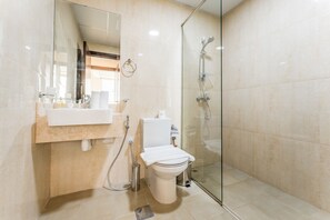 Douche, sĂšche-cheveux, serviettes fournies, savon