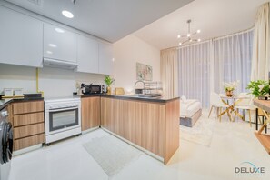 Mikrowelle, Wasserkocher, Toaster, Kochgeschirr/Geschirr/Besteck