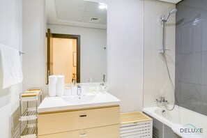 Badewanne, Haartrockner, Handtücher