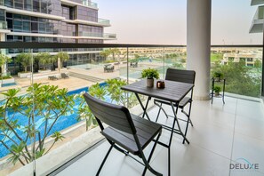 Outdoor dining - Premium Studio at Orchid DAMAC Hills Dubailand by Deluxe Holiday Homes (Dubai)