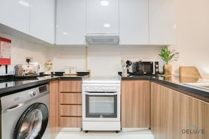 Mikrowelle, Wasserkocher, Toaster, Kochgeschirr/Geschirr/Besteck