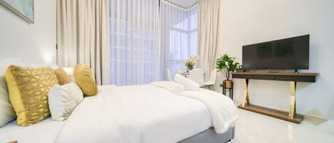 Een kluis op de kamer, een strijkplank/strijkijzer, gratis wifi