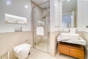 Dusche, Haartrockner, Handtücher