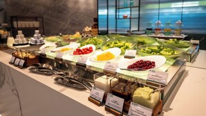 Ein Buffet mit verschiedenen Speisen und Besteck.