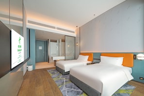 Desk, soundproofing, free WiFi, bed sheets - Holiday Inn Changchun Oriental Plaza by IHG (Changchun)