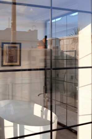 Superior Suite, 1 Queen Bed, Bathtub, Ground Floor | Living area