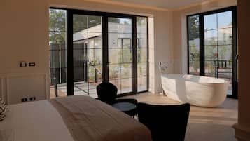 Suite estudio junior, 1 cama de matrimonio, patio, vistas a la piscina | 1 dormitorio, minibar, sistema de insonorización y wifi gratis