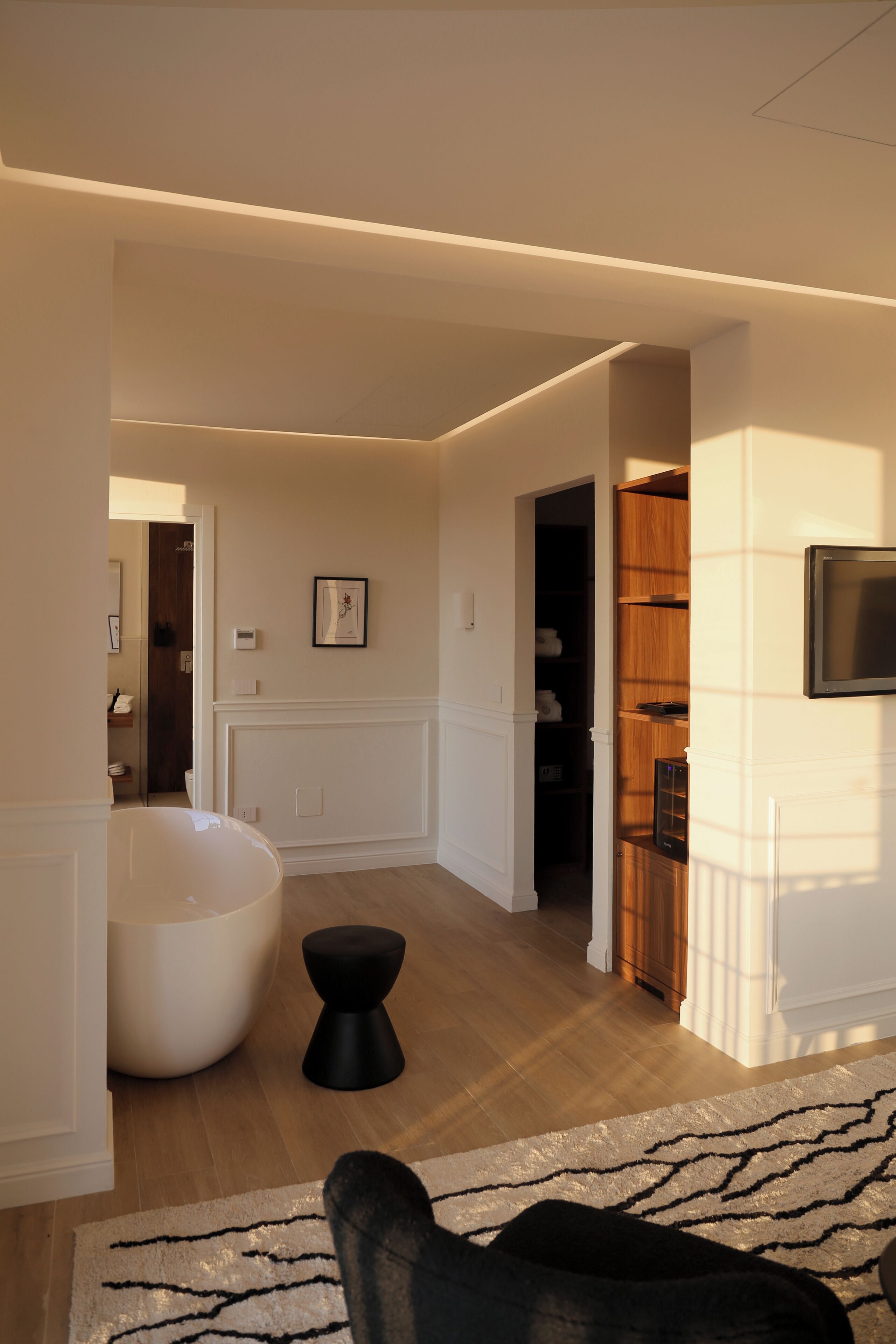 Suite superior, 1 cama Queen size, tina, vista a la alberca | Área de sala de estar