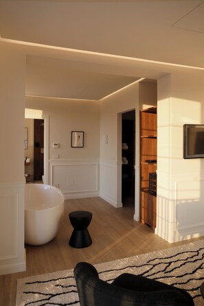 Superior suite, 1 queensize bed, bad, uitzicht op zwembad | Woonruimte