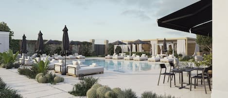 Una piscina al aire libre de temporada, sombrillas