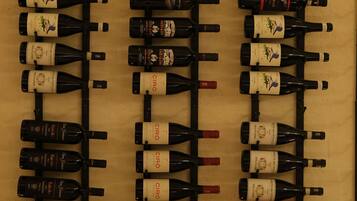 Una estantería con varias botellas de vino.