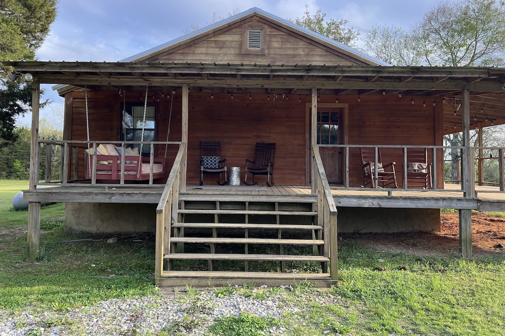 Rolling Meadows Countryside Cabin, Pets Welcome!