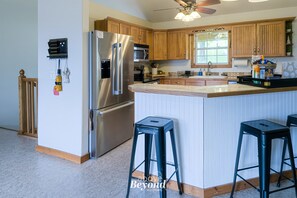 Jääkaappi, mikroaaltouuni, uuni, liesi