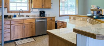 5 bed Mountain View Retreat on 8 Acres Near Town