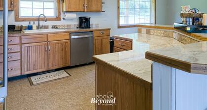 5 bed Mountain View Retreat on 8 Acres Near Town