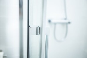Dusche, Haartrockner, Handtücher, Shampoo
