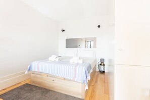 1 slaapkamer, een bureau, een strijkplank/strijkijzer, reisbedje