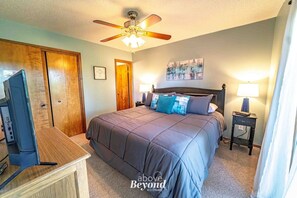 2 bedrooms, travel crib, free WiFi, bed sheets - Peaceful & No Stairs Minutes to Silver Dollar City (Reeds Spring)