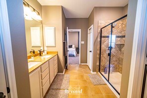 淋浴/盆浴组合、吹风机、毛巾