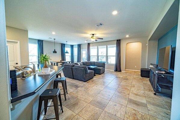 智能电视、电子游戏、桌上足球