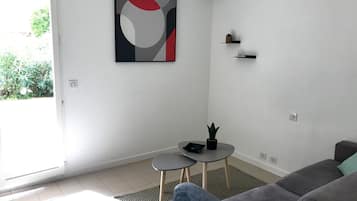 Appartement, patio | Coin séjour | TV connectée de 80 cm avec chaßnes numériques, télévision