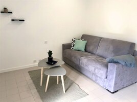 80-cm Smart TV with digital channels, TV