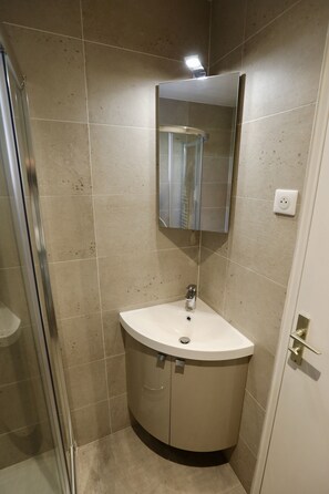 Douche, serviettes fournies