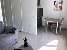 Refrigerador, microondas, placa de cocina, utensilios de cocina