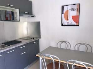 Lemari es, microwave, kompor, dan peralatan masak/sendok-piring