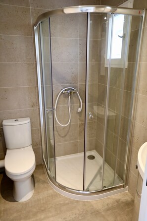 Douche, serviettes fournies