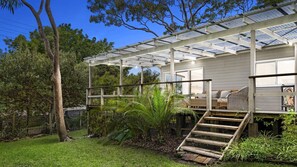 Terrace/patio - Cosy coastal cottage with AC and walking distance to beach (Macmasters Beach)
