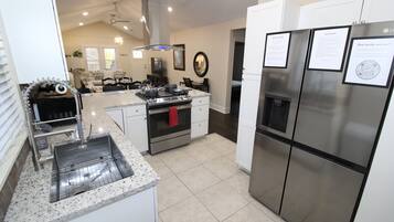 Køleskab, mikrobølgeovn, kogeplade, opvaskemaskine