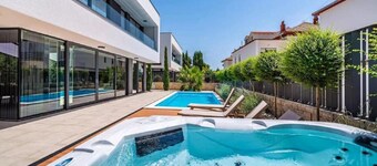 Villa Alpha - Four Bedroom Villa with Swimming Pool