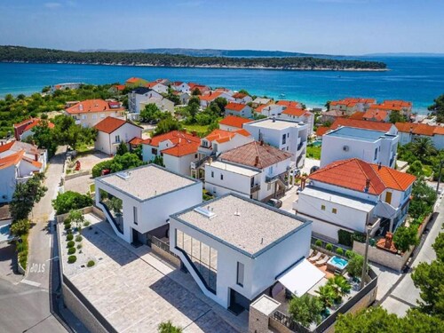 Villa Alpha - Four Bedroom Villa with Swimming Pool