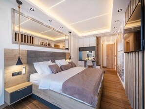 4 bedrooms, iron/ironing board, Internet, bed sheets