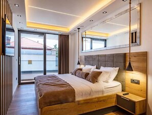 4 bedrooms, iron/ironing board, internet, bed sheets