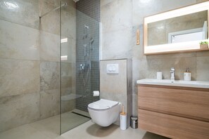 Dusche, kostenlose Toilettenartikel, Haartrockner, Handtücher