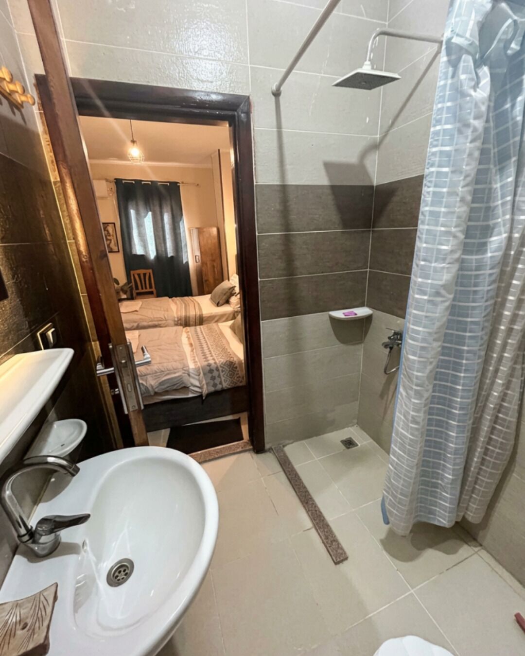 Phòng đôi hoặc 2 giường đơn | Phòng tắm | Buồng tắm vòi sen, xà phòng, dầu gội, giấy vệ sinh 
