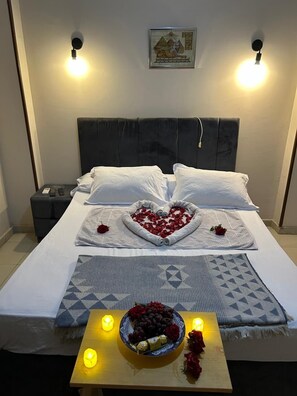 Large Bed Room - Pyramids view | Soundproofing, bed sheets - Pyramids Road Guest House (Giza)