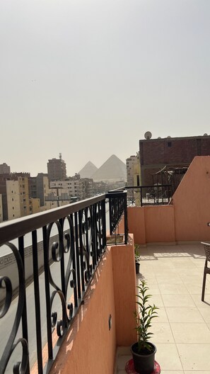 Rooftop terrace - Pyramids Road Guest House (Giza)