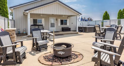 Lake Shelbyville Country Cottage w/ Hot Tub - 5 minutes from Lake