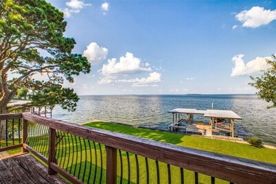 Lake Front Home on Lake Livingston, Coldspring Texas!