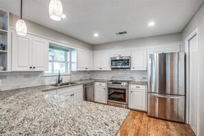 冷蔵庫、電子レンジ、オーブン、コンロ